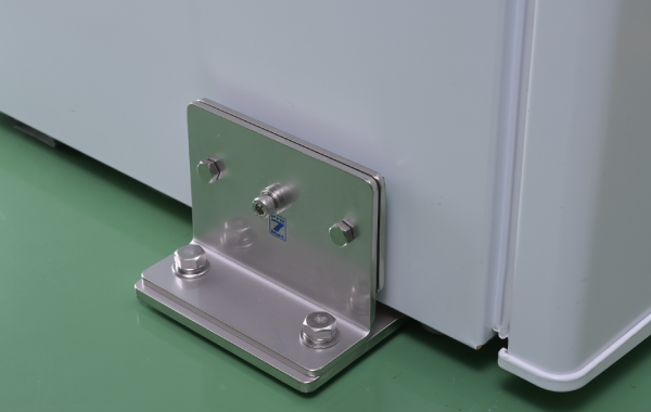 冷蔵庫・恒温槽・書棚・卓上理化学機器用耐震金具 使用例